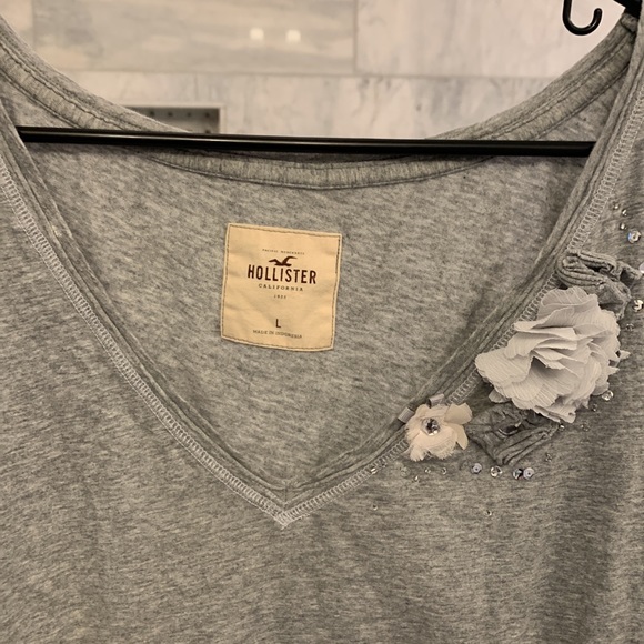 Hollister gray v neck t shirt - Picture 2 of 6